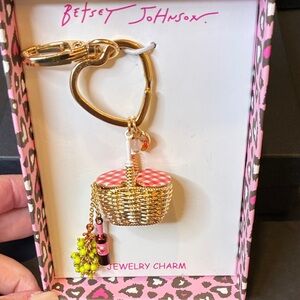 Betsey Johnson Picnic Basket 🧺 Bag Charm/Keychain with Grapes 🍇 and Wine 🍷